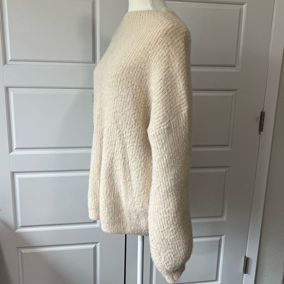 ShowPo Women’s MD‎ Soft Cozy Baggy Cream Sweater - Picture 2 of 6